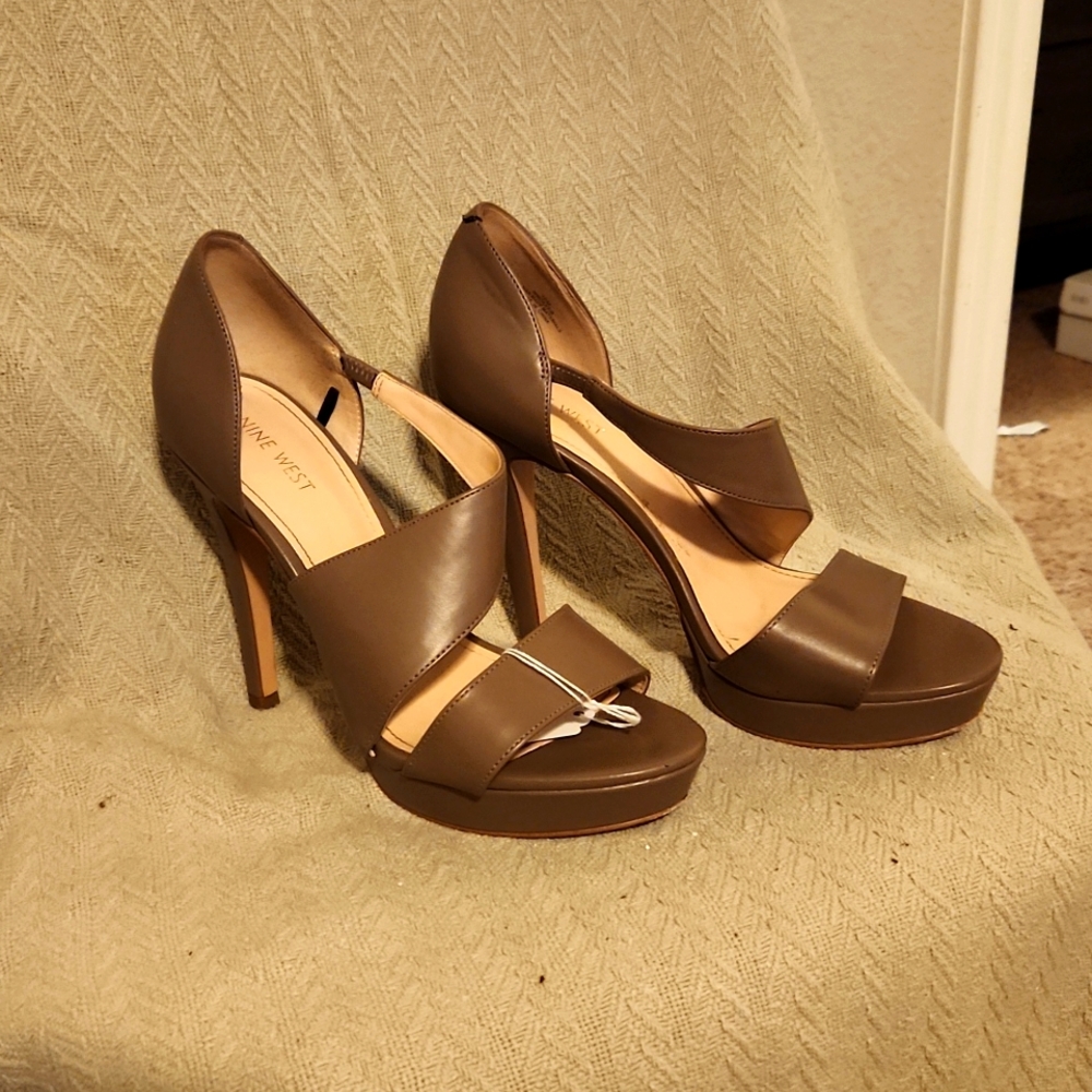 CUTE Nine West Taupe Strappy Open-Toe Heels